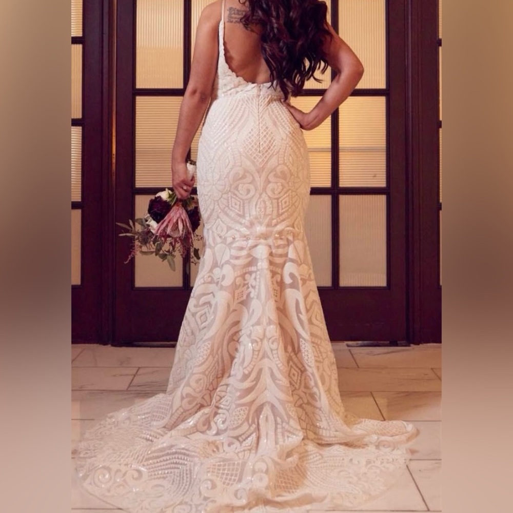 Hailey Page hand beaded trumpet mermaid Wedding Gown altered to fit 125 5”3.